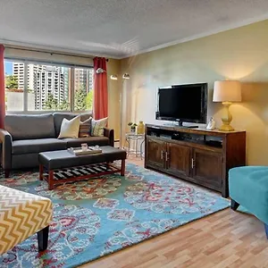 https://vibrant-downtown-king-bed-work-desk-kitchen.seattlehotelsites.com